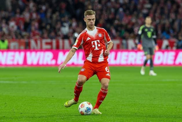 Joshua Kimmich 6 FC Bayern Muenchen , FC Bayern Muenchen vs Bayer 04 Leverkusen, Soccer, 1 Bundesliga, 9 Matchday, 01 11 2025 DFB regulations prohibit any use of photographs as image sequences and or quasi video Muenchen Bayern Germany Copyright: xkolbert-press ChristianxKolbertx