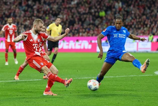 in duel, action, with Konrad Laimer 27 FC Bayern Muenchen , Jeanuel Belocian 44 Bayer 04 Leverkusen , FC Bayern Muenchen vs Bayer 04 Leverkusen, Football, 1 Bundesliga, 9 Matchday, 01 11 2025 DFB regulations prohibit any use of photographs as image sequences and or quasi video Muenchen Bayern Germany Copyright: xkolbert-press ChristianxKolbertx