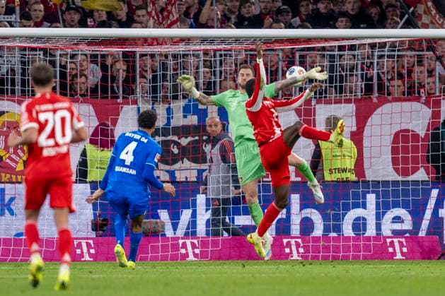 01 11 2025 Football FC Bayern Munich Bayer 04 Leverkusen at the Allianz Arena Nicolas Jackson Bayern Munich scores the goal to make it 2 0 IMPORTANT NOTE In accordance with the regulations of the DFL and the DFB, it is prohibited to use or have used photographs taken in the stadium and or of the match in the form of sequential images and or video-like photo series Copyright: xDavidxInderliedx