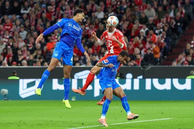 in duel, action, with Jarell Quansah 4 Bayer 04 Leverkusen , Leon Goretzka 8 FC Bayern Muenchen , Arthur 13 Bayer 04 Leverkusen , FC Bayern Muenchen vs Bayer 04 Leverkusen, Football, 1 Bundesliga, 9 Matchday, 01 11 2025 DFB regulations prohibit any use of photographs as image sequences and or quasi video Muenchen Bayern Germany Copyright: xkolbert-press ChristianxKolbertx
