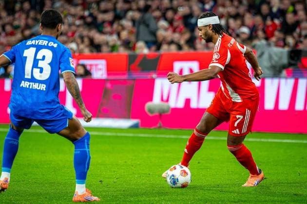 SOCCER - DFL, Bayern vs Leverkusen MUNICH,GERMANY,01.NOV.25 - SOCCER - 1. DFL, 1. Deutsche Bundesliga, FC Bayern Muenchen vs Bayer 04 Leverkusen. Image shows Arthur (Leverkusen) and Serge Gnabry (Bayern).  GEPAxpictures xKevinxHackner