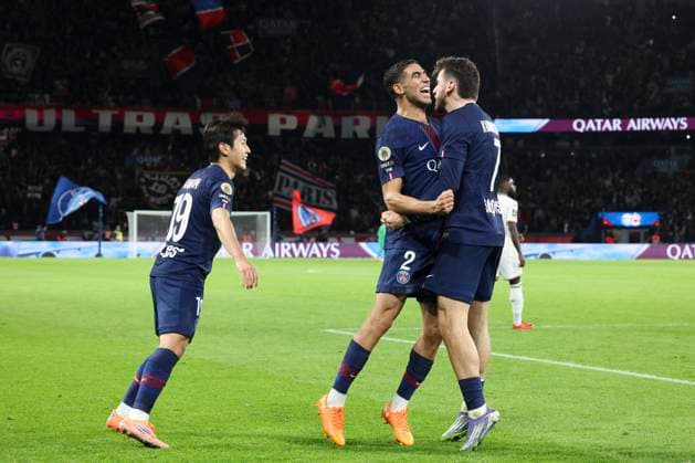 FOOTBALL : Paris Saint Germain Vs OGC Nice - Ligue 1 - 01 11 2025 Joie de Khvicha Kvaratskhelia (PSG) sur le but de Goncalo Ramos (PSG) - Achraf Hakimi (PSG) - Lee Kang-In (PSG) ParisFrance  Copyright: xMichaelxBaucherx
