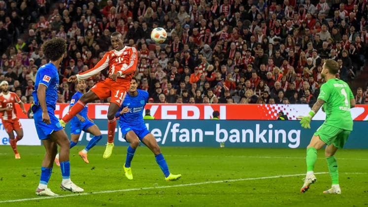01 11 2025, xemx, Fussball 1 Bundesliga, FC Bayern Muenchen Bayer 04 Leverkusen v l Nicolas Jackson FC Bayern Muenchen Goal scored, erziehlt das Tor zum 2 0 Mark Flekken Bayer 04 Leverkusen DFL DFB REGULATIONS PROHIBIT ANY USE OF PHOTOGRAPHS as IMAGE SEQUENCES and or QUASI VIDEO Muenchen