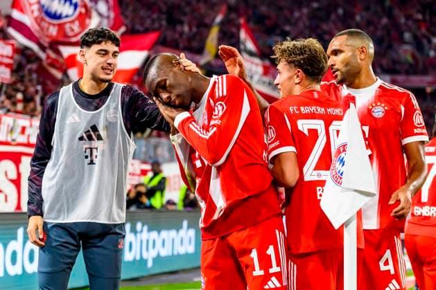 GER, DFB, FC Bayern Muenchen vs Bayer 04 Leverkusen 01 11 2025, Allianz Arena, Muenchen, GER, DFB, FC Bayern Muenchen vs Bayer 04 Leverkusen, pictured celebrating after the 2-0 goal by Nicolas Jackson FCB 11 with Serge Gnabry FCB 7 Tom Bischof FCB 20 Jonathan Tah FCB 4 nordphotoxGmbHx xStraubmeier nph00004
