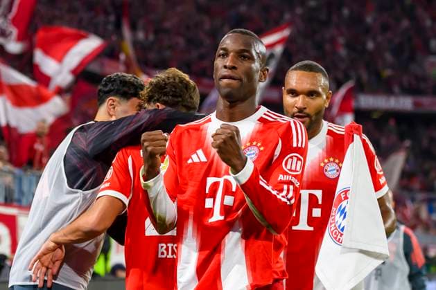 GER, DFB, FC Bayern Muenchen vs Bayer 04 Leverkusen 01 11 2025, Allianz Arena, Muenchen, GER, DFB, FC Bayern Muenchen vs Bayer 04 Leverkusen, pictured celebrating after the 2-0 goal by Nicolas Jackson FCB 11 with Serge Gnabry FCB 7 Tom Bischof FCB 20 Jonathan Tah FCB 4 nordphotoxGmbHx xStraubmeier nph00004