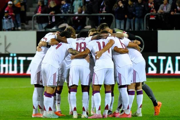 Brack Super League - Fc Winterthur vs Servette - Servette huddle before the match Winterthur Schützenwiese Zürich Schweiz Copyright: xSergioxBrunettix
