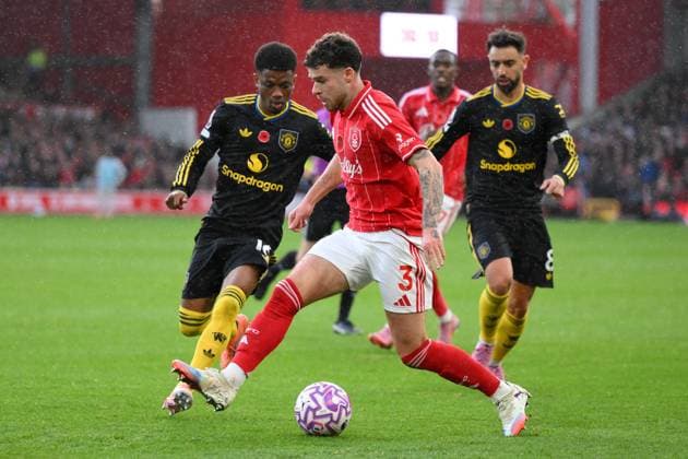 Nottingham Forest v Manchester United, ManU - Premier League Neco Williams of Nottingham Forest is under pressure from Amad Diallo of Manchester United during the Premier League match between Nottingham Forest and Manchester United at the City Ground in Nottingham, England, on November 1, 2025. Nottingham Nottinghamshire United Kingdom  Copyright: xMIxNewsx originalFilename:fletcher-nottingh251101_npyja.jpg