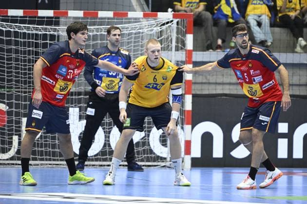 ESKILSTUNA, SWEDEN 20251101 Spain s Victor Romero and Antonio Serradilla hold the jersey of Sweden s Felix Möller during Saturday s international handball friendly match between Sweden and Spain at the Volvo CE arena in Eskilstuna, Sweden November 1, 2025 ESKILSTUNA SWEDEN x10070x  Copyright: xJessicaxGow TTx HANDBALL SWEDEN-SPAIN