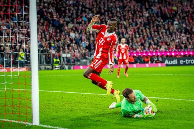 SOCCER - DFL, Bayern vs Leverkusen MUNICH,GERMANY,01.NOV.25 - SOCCER - 1. DFL, 1. Deutsche Bundesliga, FC Bayern Muenchen vs Bayer 04 Leverkusen. Image shows Mark Flekken (Leverkusen) and Nicolas Jackson (Bayern).  GEPAxpictures xKevinxHackner