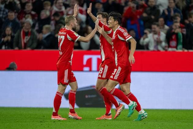Konrad Laimer FC Bayern Muenchen, 27 , Leon Goretzka FC Bayern Muenchen, 08 and Minjae Kim FC Bayern Muenchen, 03 after goal to 1 0 by Serge Gnabry FC Bayern Muenchen, 07 , GER, FC Bayern Muenchen vs Bayer 04 Leverkusen, Soccer, Bundesliga, 09 Matchday, Matchday 2025 2026, 01 11 2025, DFL DFB REGULATES PROHIBIT ANY USE OF PHOTOGRAPHS AS IMAGE SEQUENCES AND OR QUASI VIDEO, GER, FC Bayern Muenchen vs Bayer 04 Leverkusen, Football, Bundesliga, 09 Matchday, Matchday 2025 2026, 01 11 2025 Muenchen Copyright: xEibner-Pressefotox EP_EER
