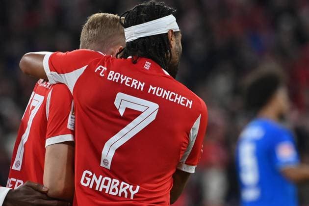01 11 2025, xjrdrx, Fußball 1 Bundesliga, FC Bayern Muenchen Bayer 04 Leverkusen v l Torjubel nach dem Tor zum celebrating the goal celebrate 1 0 durch Serge Gnabry FC Bayern Muenchen DFL DFB REGULATIONS PROHIBIT ANY USE OF PHOTOGRAPHS as IMAGE SEQUENCES and or QUASI VIDEO Muenchen