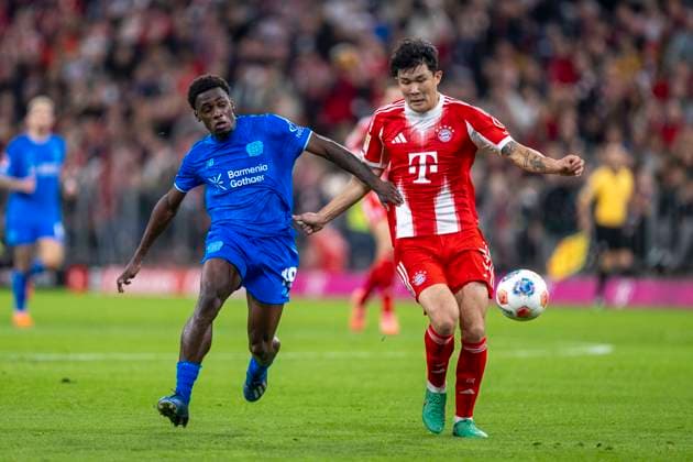 01 11 2025 Football FC Bayern Munich Bayer 04 Leverkusen in the Allianz Arena Ernest Poku Bayer Leverkusen l and Min jae Kim Bayern Munich fight for the ball IMPORTANT NOTE In accordance with the regulations of the DFL and the DFB, it is prohibited to use or have used photographs taken in the stadium and or of the match in the form of sequential images and or video-like photo series Copyright: xDavidxInderliedx