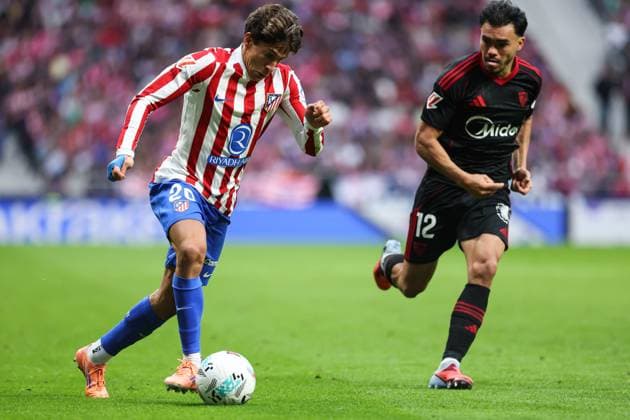 November 1, 2025, Madrid, Madrid, SPAIN: Giuliano Simeone of Atletico de Madrid and Gabriel Suazo of Sevilla FC in action during the Spanish League, LaLiga EA Sports, football match played between Atletico de Madrid and Sevilla FC at Riyadh Air Metropolitano stadium on November 01, 2025, in Madrid, Spain. Madrid SPAIN - ZUMAa181 20251101_zaa_a181_180 Copyright: xIrinaxR.xHipolitox