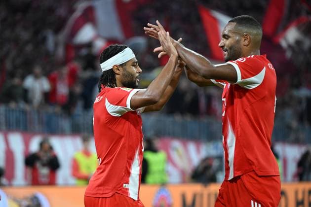 01 11 2025, xjrdrx, Fußball 1 Bundesliga, FC Bayern Muenchen Bayer 04 Leverkusen v l Torjubel nach dem Tor zum celebrating the goal celebrate 1 0 durch Serge Gnabry FC Bayern Muenchen mit Jonathan Tah FC Bayern Muenchen DFL DFB REGULATIONS PROHIBIT ANY USE OF PHOTOGRAPHS as IMAGE SEQUENCES and or QUASI VIDEO Muenchen