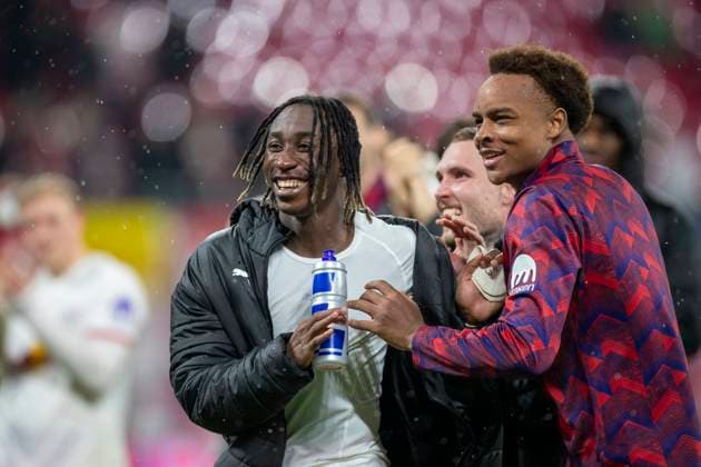 GER, Leipzig, Football, DFL Bundesliga, Matchday 9, RB Leipzig vs VFB Stuttgart pictured from l Yan Diomande RB Leipzig 49 , David Raum RB Leipzig 22 , rb20 Cheering after final whistle 01 11 2025, Red Bull Arena Leipzig DFL DFB REGULATIONS PROHIBIT ANY USE OF PHOTOGRAPHS AS IMAGE SEQUENCES AND OR QUASI VIDEO, Copyright: HMBxMedia PaulxFritz