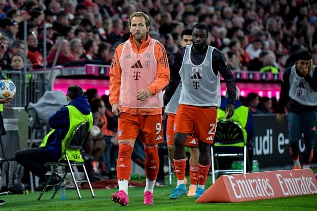 01 11 2025, xemx, Soccer 1 Bundesliga, FC Bayern Muenchen Bayer 04 Leverkusen v l Harry Kane FC Bayern Muenchen goes to warmup warm up warm up DFL DFB REGULATIONS PROHIBIT ANY USE OF PHOTOGRAPHS as IMAGE SEQUENCES and or QUASI VIDEO Muenchen