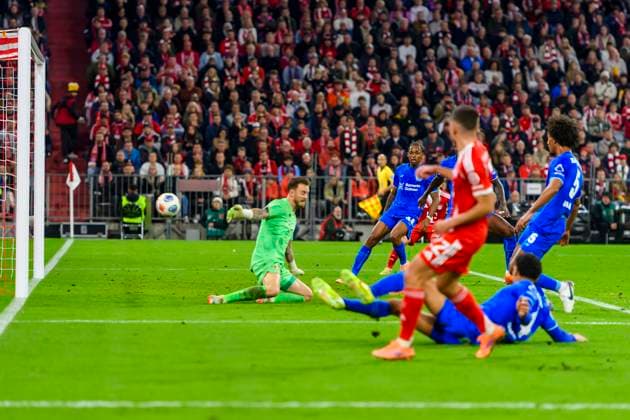 GER, DFB, FC Bayern Muenchen vs Bayer 04 Leverkusen 01 11 2025, Allianz Arena, Muenchen, GER, DFB, FC Bayern Muenchen vs Bayer 04 Leverkusen, in the picture own goal by Lo c BadŽ Loic Bade Leverkusen 5 after a shot by Raphael Guerreiro FCB 22 nordphotoxGmbHx xStraubmeier nph00004