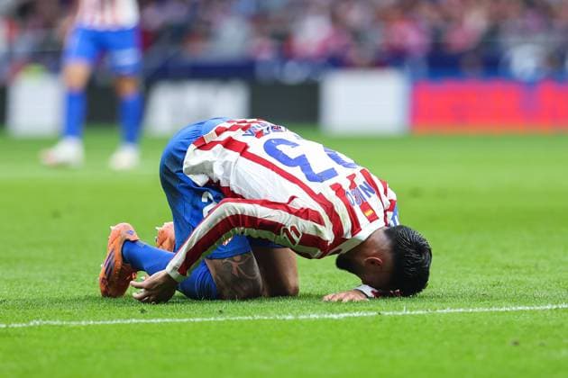 November 1, 2025, Madrid, Madrid, SPAIN: Nico Gonzalez of Atletico de Madrid hurts during the Spanish League, LaLiga EA Sports, football match played between Atletico de Madrid and Sevilla FC at Riyadh Air Metropolitano stadium on November 01, 2025, in Madrid, Spain. Madrid SPAIN - ZUMAa181 20251101_zaa_a181_184 Copyright: xIrinaxR.xHipolitox