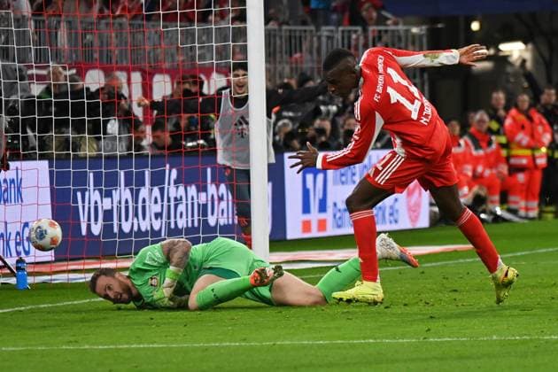 01 11 2025, xjrdrx, Fussball 1 Bundesliga, FC Bayern Muenchen Bayer 04 Leverkusen v l Nicolas Jackson FC Bayern Muenchen Torschuetze, erzielt das Tor, Treffer, scores the goal 2 0 Mark Flekken Bayer 04 Leverkusen DFL DFB REGULATIONS PROHIBIT ANY USE OF PHOTOGRAPHS as IMAGE SEQUENCES and or QUASI VIDEO Muenchen