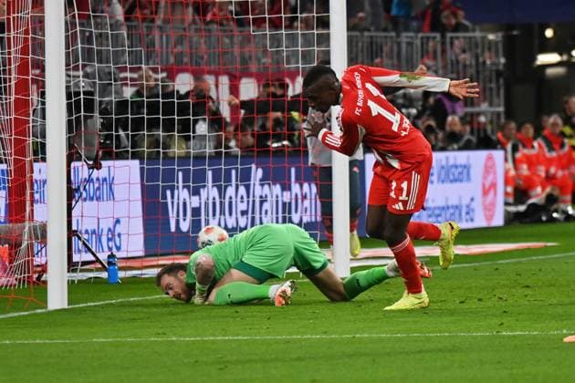 01 11 2025, xjrdrx, Fussball 1 Bundesliga, FC Bayern Muenchen Bayer 04 Leverkusen v l Nicolas Jackson FC Bayern Muenchen Torschuetze, erzielt das Tor, Treffer, scores the goal 2 0 Mark Flekken Bayer 04 Leverkusen DFL DFB REGULATIONS PROHIBIT ANY USE OF PHOTOGRAPHS as IMAGE SEQUENCES and or QUASI VIDEO Muenchen