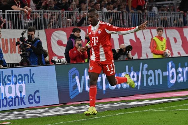 01 11 2025, xjrdrx, Fußball 1 Bundesliga, FC Bayern Muenchen Bayer 04 Leverkusen v l Torjubel nach dem Tor zum celebrating the goal celebrate 2 0 durch Nicolas Jackson FC Bayern Muenchen DFL DFB REGULATIONS PROHIBIT ANY USE OF PHOTOGRAPHS as IMAGE SEQUENCES and or QUASI VIDEO Muenchen