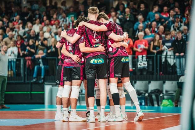 VBL SVG Lüneburg vs Netzhoppers KW, 01 11 2025 Team stands together Netzhoppers KW Volleyball Bundesliga, 4 Matchday SVG Lüneburg vs Netzhoppers KW on 01 11 2025 in the LKH Arena, Lüneburg Copyright: xBEAUTIFULxSPORTS Tonhäuserx