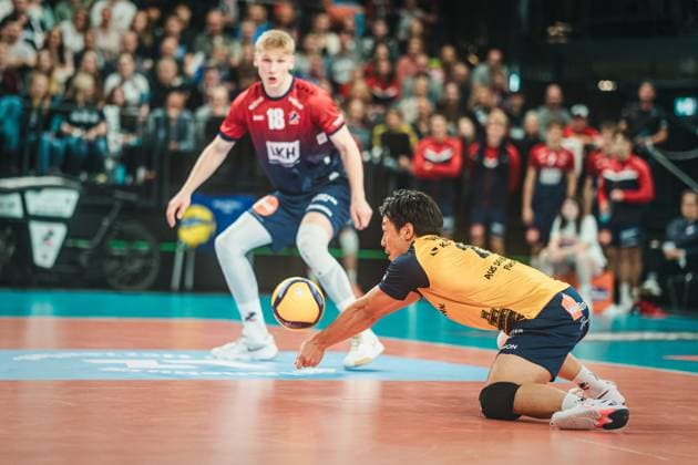 VBL SVG Lüneburg vs Netzhoppers KW, 01 11 2025 Sho Takahashi SVG Lüneburg, 21 takes the ball Volleyball Bundesliga, Matchday 4 SVG Lüneburg vs Netzhoppers KW on 01 11 2025 at the LKH Arena, Lüneburg Copyright: xBEAUTIFULxSPORTS Tonhäuserx