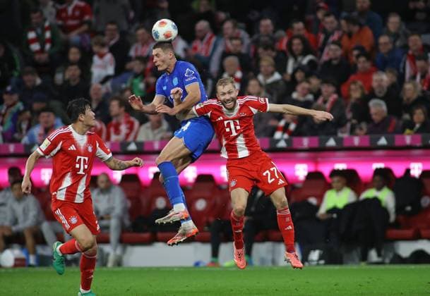 Football, Men, Bundesliga, Season 2025 2026, FC Bayern München Bayer 04 Leverkusen, Allianz Arena Patrik Schick Bayer 04 Leverkusen left with Konrad Laimer FC Bayern München right in a duel for the ball, header duel, action DFB, DFL regulations prohibit any use of photographs as image sequences and or quasi video