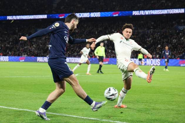FOOTBALL : Paris Saint Germain Vs OGC Nice - Ligue 1 - 01 11 2025 Khvicha Kvaratskhelia (PSG) Vs Tom Louchet (OGC Nice) ParisFrance  Copyright: xMichaelxBaucherx
