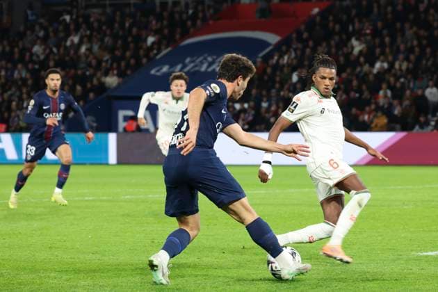 FOOTBALL : Paris Saint Germain Vs OGC Nice - Ligue 1 - 01 11 2025 Joao Neves (PSG) Vs Hicham Boudaoui (OGC Nice) ParisFrance  Copyright: xMichaelxBaucherx