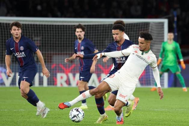 FOOTBALL : Paris Saint Germain Vs OGC Nice - Ligue 1 - 01 11 2025 Sofiane Diop (OGC Nice) Vs Warren Zaire-Emery (PSG) ParisFrance  Copyright: xMichaelxBaucherx