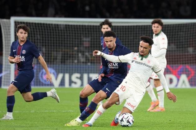 FOOTBALL : Paris Saint Germain Vs OGC Nice - Ligue 1 - 01 11 2025 Sofiane Diop (OGC Nice) Vs Warren Zaire-Emery (PSG) ParisFrance  Copyright: xMichaelxBaucherx