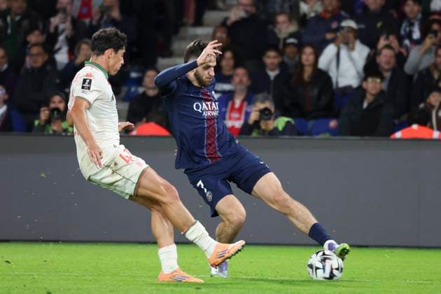 FOOTBALL : Paris Saint Germain Vs OGC Nice - Ligue 1 - 01 11 2025 Khvicha Kvaratskhelia (PSG) Vs Tiago Gouveia (OGC Nice) ParisFrance  Copyright: xMichaelxBaucherx