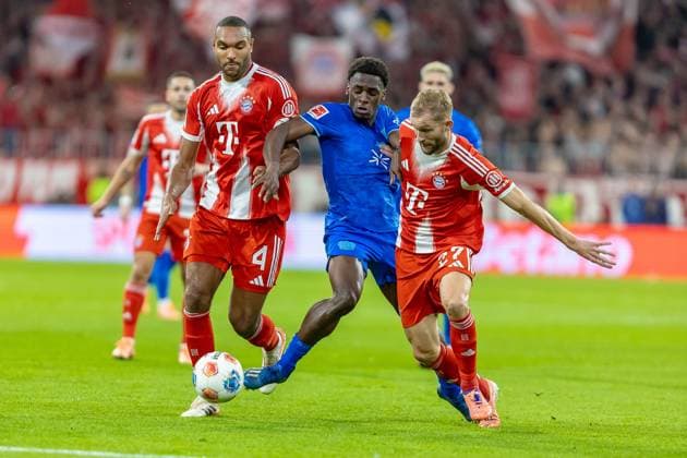 tough duel between Jonathan Tah FC Bayern Muenchen, 04 Ernest Poku Bayer 04 Leverkusen, 19 Konrad Laimer FC Bayern Muenchen, 27 , GER, FC Bayern Muenchen vs Bayer 04 Leverkusen, Football, Bundesliga, 09 Matchday, Season 2025 2026, 01 11 2025, DFL DFB REGULATES PROHIBIT ANY USE OF PHOTOGRAPHS AS IMAGE SEQUENCES AND OR QUASI VIDEO, GER, FC Bayern Muenchen vs Bayer 04 Leverkusen, Football, Bundesliga, Matchday 09, Season 2025 2026, 01 11 2025 Muenchen Copyright: xEibner-Pressefoto JanixPlessx EP_JPL