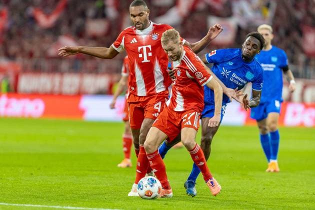 Konrad Laimer FC Bayern Muenchen, 27 in duel with Ernest Poku Bayer 04 Leverkusen, 19 next to Jonathan Tah FC Bayern Muenchen, 04 , GER, FC Bayern Muenchen vs Bayer 04 Leverkusen, Football, Bundesliga, Matchday 09, Season 2025 2026, 01 11 2025, DFL DFB REGULATES PROHIBIT ANY USE OF PHOTOGRAPHS AS IMAGE SEQUENCES AND OR QUASI VIDEO, GER, FC Bayern Muenchen vs Bayer 04 Leverkusen, Football, Bundesliga, Matchday 09, Season 2025 2026, 01 11 2025 Muenchen Copyright: xEibner-Pressefoto JanixPlessx EP_JPL