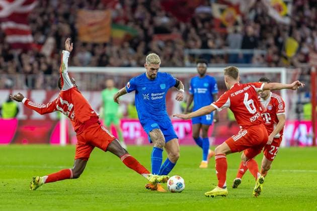 Nicolas Jackson FC Bayern Muenchen, 11 graetscht im Zweikampf Robert Andrich Bayer 04 Leverkusen, 08 Joshua Kimmich FC Bayern Muenchen, 06 Raphael Guerreiro FC Bayern Muenchen, 22 , GER, FC Bayern Muenchen vs Bayer 04 Leverkusen, Soccer, Bundesliga, 09 Matchday, Season 2025 2026, 01 11 2025, DFL DFB REGULATES PROHIBIT ANY USE OF PHOTOGRAPHS AS IMAGE SEQUENCES AND OR QUASI VIDEO, GER, FC Bayern Muenchen vs Bayer 04 Leverkusen, Football, Bundesliga, 09 Matchday, Season 2025 2026, 01 11 2025 Muenchen Copyright: xEibner-Pressefoto JanixPlessx EP_JPL