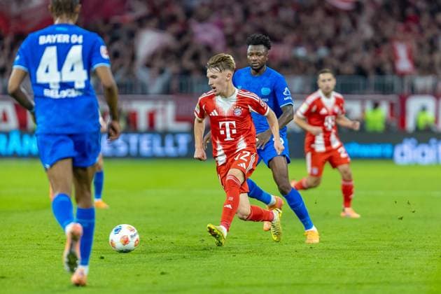 Lennart Karl FC Bayern Muenchen, 42 plays the ball in front of Edmond Tapsoba Bayer 04 Leverkusen, 12 , GER, FC Bayern Muenchen vs Bayer 04 Leverkusen, Football, Bundesliga, 09 Matchday, Season 2025 2026, 01 11 2025, DFL DFB REGULATES PROHIBIT ANY USE OF PHOTOGRAPHS AS IMAGE SEQUENCES AND OR QUASI VIDEO, GER, FC Bayern Muenchen vs Bayer 04 Leverkusen, Football, Bundesliga, 09 Matchday, Season 2025 2026, 01 11 2025 Muenchen Copyright: xEibner-Pressefoto JanixPlessx EP_JPL