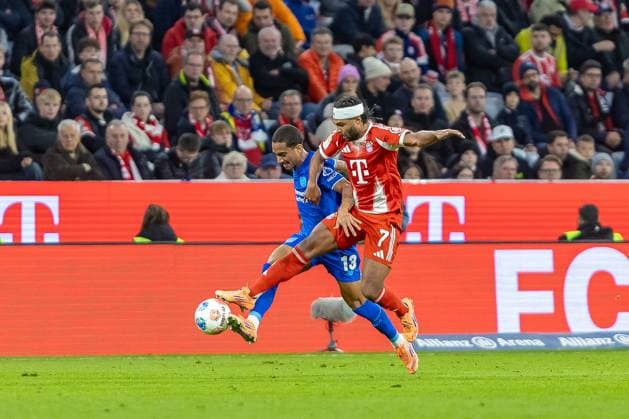 Dynamic duel between Arthur Bayer 04 Leverkusen, 13 Serge Gnabry FC Bayern Muenchen, 07 , GER, FC Bayern Muenchen vs Bayer 04 Leverkusen, Football, Bundesliga, 09 Matchday, Season 2025 2026, 01 11 2025, DFL DFB REGULATES PROHIBIT ANY USE OF PHOTOGRAPHS AS IMAGE SEQUENCES AND OR QUASI VIDEO, GER, FC Bayern Muenchen vs Bayer 04 Leverkusen, Football, Bundesliga, 09 Matchday, Season 2025 2026, 01 11 2025 Muenchen Copyright: xEibner-Pressefoto JanixPlessx EP_JPL