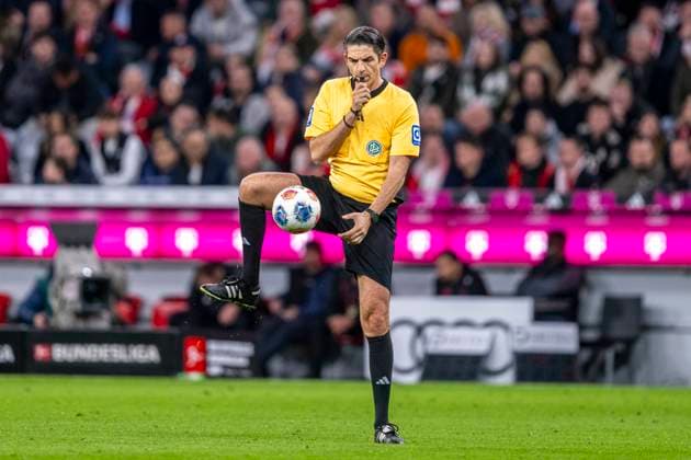 01 11 2025 Football FC Bayern Munich Bayer 04 Leverkusen in the Allianz Arena Referee Deniz Aytekin stops the ball and blows the whistle IMPORTANT NOTE In accordance with the regulations of the DFL and the DFB, it is prohibited to use or have used photographs taken in the stadium and or of the match in the form of sequential images and or video-like photo series Copyright: xDavidxInderliedx