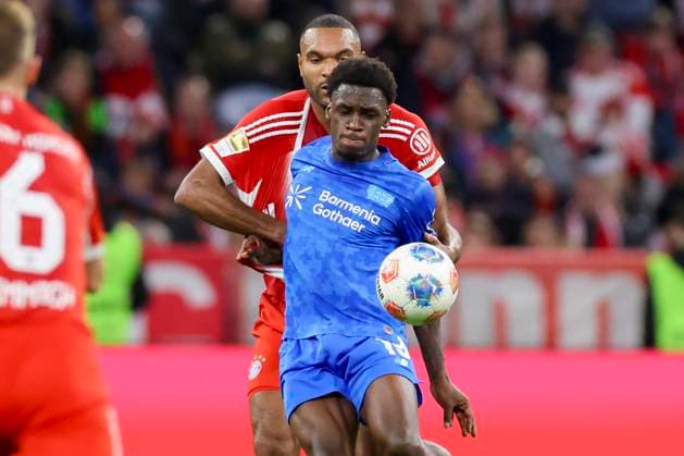 Jonathan Tah (FC Bayern Muenchen) und Ernest Poku (Bayer 04 Leverkusen) kaempfen um den Ball, Bundesliga, FC Bayern München v Bayer 04 Leverkusen, Allianz Arena am 01. November 2025 in München, Deutschland. (Foto von Marco Steinbrenner DeFodi Images) Jonathan Tah (FC Bayern Muenchen) und Ernest Poku (Bayer 04 Leverkusen) battle for the ball, Bundesliga, FC Bayern München v Bayer 04 Leverkusen, Allianz Arena, November 1, 2025 in München, Germany. (Photo by Marco Steinbrenner DeFodi Images) DFL regulations prohibit any use of photographs as image sequences and or quasi-video. Jonathan Tah FC Bayern Muenchen and Ernest Poku Bayer 04 Leverkusen battle for the ball, Bundesliga, FC Bayern München v Bayer 04 Leverkusen, Allianz Arena, November 1, 2025 in Munich, Germany Photo by Marco Steinbrenner DeFodi Images Jonathan Tah FC Bayern Muenchen and Ernest Poku Bayer 04 Leverkusen battle for the ball, Bundesliga, FC Bayern München v Bayer 04 Leverkusen, Allianz Arena, November 1, 2025 in München, Germany Photo by Marco Steinbrenner DeFodi Images DFL regulations prohibit any use of photographs as image sequences and or quasi video