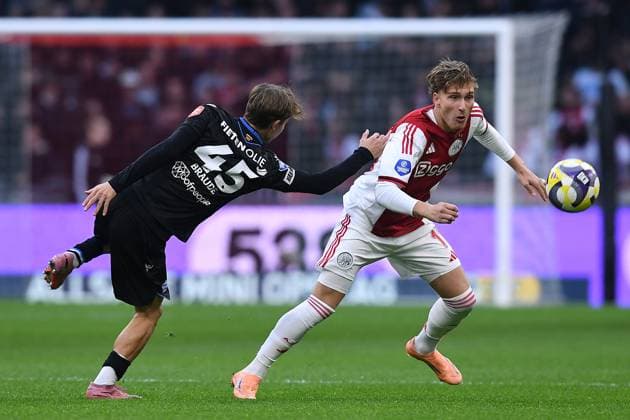Soccer Honor Division 11 Matchday Ajax Amsterdam SC Heerenveen on 01 11 2025 at the Johan Cruijff ArenA in Amsterdam Oliver Braude Heerenveen , left Mika Godts Amsterdam , right xRx