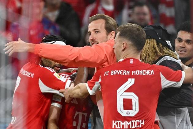 Goal celebration after 3 0 own goal Harry KANE Bayern Muenchen , Joshua KIMMICH Bayern Muenchen , Sacha BOEY Bayern Muenchen , Luis DIAZ Bayern Muenchen Cheering,Joy,Enthusiasm,Action Football 1 Bundesliga Season 2025 2026, 9 Matchday, Matchday09 FC Bayern Muenchen Bayer 04 Leverkusen on 01 11 2025 , A L L I A N Z A R E N A