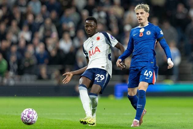 1st November 2025; Tottenham Hotspur Stadium, London, England; Premier League Football, Tottenham Hotspur versus Chelsea; Pape Matar Sarr of Tottenham Hotspur passes the ball away from Alejandro Garnacho of Chelsea  IanxStephen