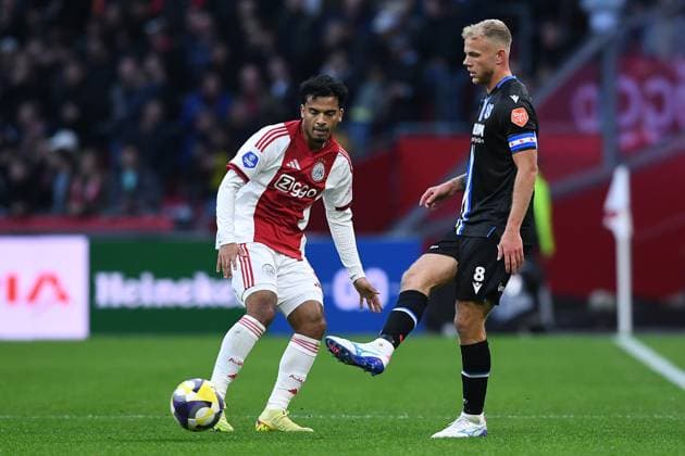 Soccer Honor Division 11 Matchday Ajax Amsterdam SC Heerenveen on 01 11 2025 at the Johan Cruijff ArenA in Amsterdam Owen Wijndal Amsterdam , left Luuk Brouwers Heerenvveen , right xRx