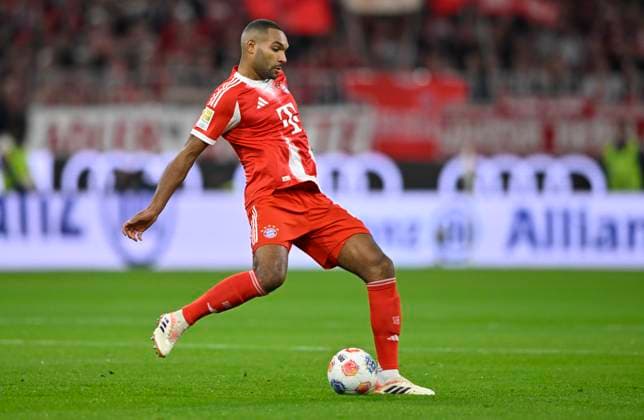 Jonathan Tah FC Bayern Muenchen FCB 04 Action on the ball FC Bayern Muenchen FCB vs Bayer 04 Leverkusen B04 01 11 2025 DFL REGULATIONS PROHIBIT ANY USE OF PHOTOGRAPHS AS IMAGE SEQUENCES AND OR QUASI VIDEO FC Bayern Muenchen FCB vs Bayer 04 Leverkusen B04