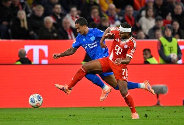 duel, action Arthur Bayer 04 Leverkusen 13 vs Serge Gnabry FC Bayern Muenchen FCB 07 FC Bayern Muenchen FCB vs Bayer 04 Leverkusen B04 01 11 2025 DFL REGULATIONS PROHIBIT ANY USE OF PHOTOGRAPHS AS IMAGE SEQUENCES AND OR QUASI VIDEO FC Bayern Muenchen FCB vs Bayer 04 Leverkusen B04
