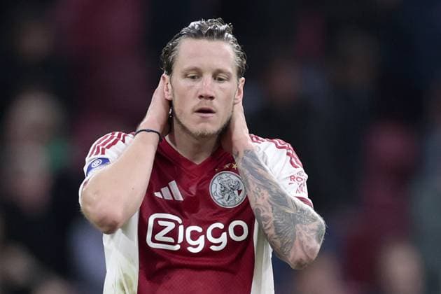 AMSTERDAM , 01-11-2025 , JohanCruyff Arena , season 2025 2026 , Dutch Eredivisie football , match between Ajax and sc Heerenveen 1-1, picture shows dejection after the match by Ajax player Wout Weghorst Ajax - Heerenveen  x31798625x Copyright: