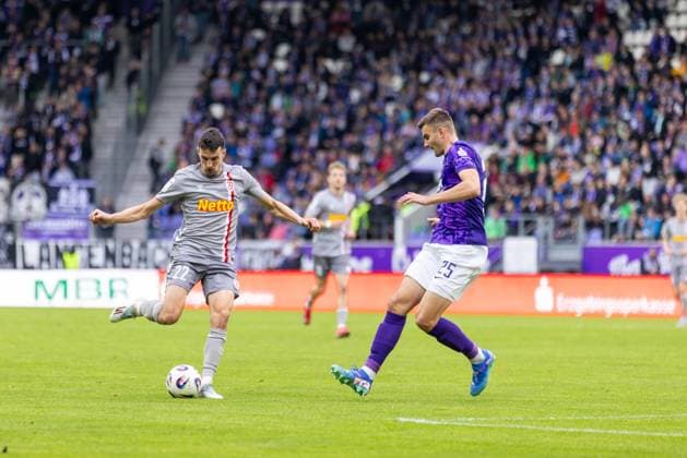 01 11 2025, Soccer, GER, Season, 3 Liga, Season 2025 2026, 13 Matchday, FC Erzgebirge Aue SSV Jahn Regensburg Sebastian Stolze Regensburg vs Tristan Zobel Aue DFL REGULATIONS PROHIBIT ANY USE OF PHOTOGRAPHS AS IMAGE SEQUENCES AND OR QUASI VIDEO