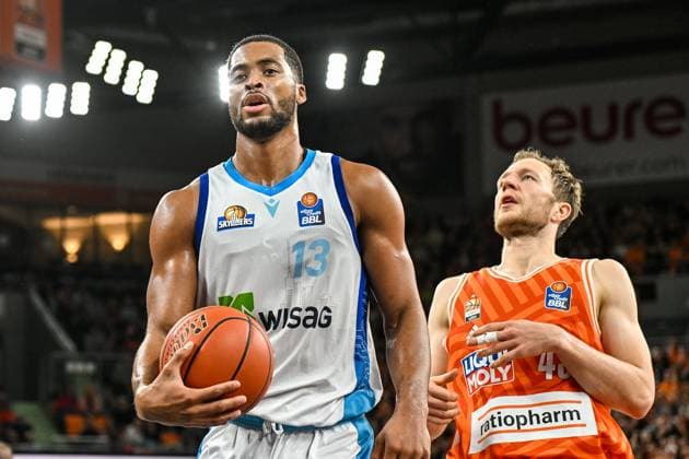GER, BBL, ratiopharm Ulm vs Skyliners Frankfurt 01 11 2025, ratiopharm arena, Neu Ulm, GER, BBL, ratiopharm Ulm vs Skyliners Frankfurt, pictured Jaedon Le Dee Frankfurt, 13 , Christian Sengfelder Ulm, 43 nordphotoxGmbHx xHafner nph00200