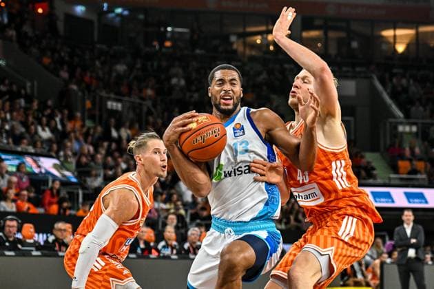 GER, BBL, ratiopharm Ulm vs Skyliners Frankfurt 01 11 2025, ratiopharm arena, Neu Ulm, GER, BBL, ratiopharm Ulm vs Skyliners Frankfurt, in the picture Jaedon Le Dee Frankfurt, 13 prevails against Thomas Klepeisz Ulm, 22 and Christian Sengfelder Ulm, 43 nordphotoxGmbHx xHafner nph00200